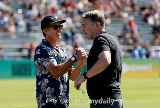 렉섬 구단주인 헐리우드 배우 롭 매킬헤니와 감독인 파킨슨./게티이미지코리아