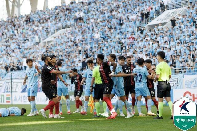 정승원의 반칙으로 충돌한 양 팀 선수/한국프로축구연맹