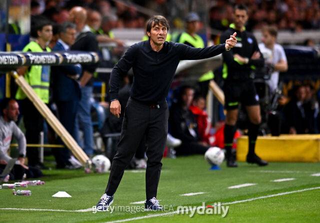 19일 파르마와 경기에서 지시를 내리는 나폴리의 안토니오 콘테 감독. /게티이미지코리아