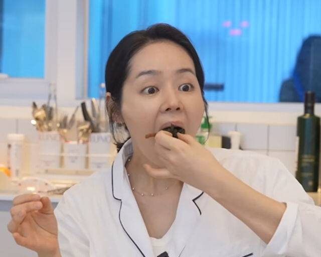 한가인이 딸이 싸준 밥을 한입에 먹고 있다. / 유튜브 '자유부인 한가인' 캡처