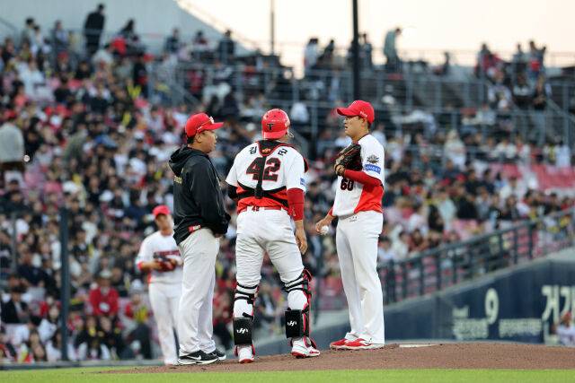 KIA 이범호 감독이 마운드에 올라가 김도현에게 이야기를 하고 있다./KIA 타이거즈