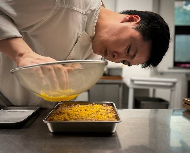 음식을 하는 김낙영 셰프. 서교난면방