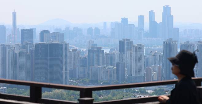 서울 남산에서 바라본 용산 일대 아파트 단지 모습. [연합]