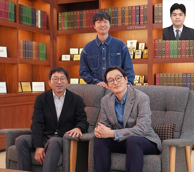 박찬호(왼쪽부터) GIST 화학과 교수, 조영훈 신소재공학과 박사과정생, 유승준 신소재공학과 교수, 김종경 GIST 화학과 졸업생.[GIST 제공]