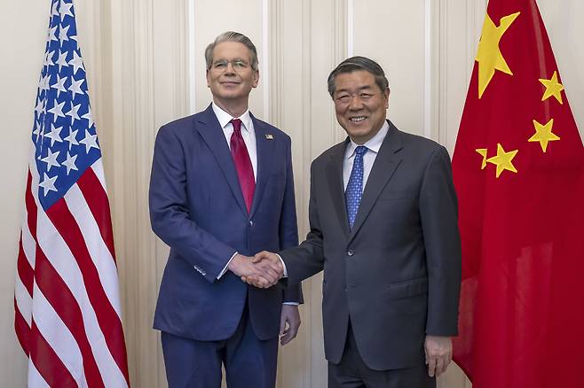 스콧 베선트 미국 재무부 장관(왼쪽)이 지난 10일 스위스 제네바에서 열린 미중 양자 회담에서 허 리펑 중국 부총리와 악수하며 기념촬영을 하고 있다(사진은 기사와 직접적 관련 없음). [AP]