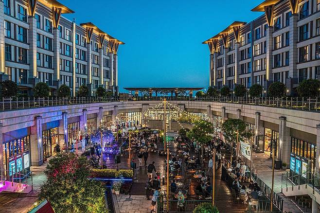 제주 민관합동 축제 ‘푸드앤 와인 페스티벌’이 진행중인 제주신화월드 야외 테라스