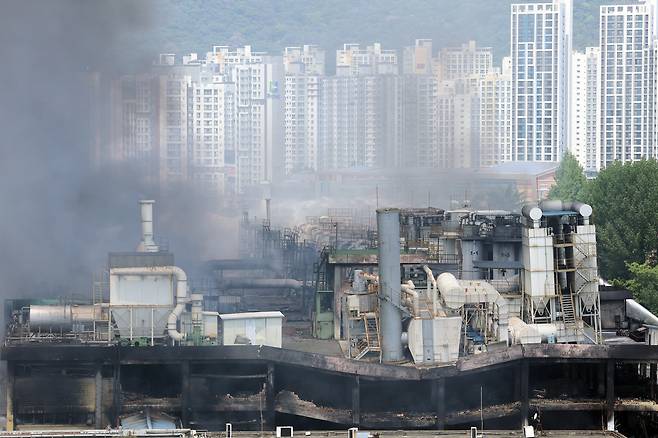 금호타이어 광주공장 화재 발생 이틀째인 18일 광주 광산구 소촌동 일대 도심이 검은 연기로 뒤덮이고 있다. [연합]