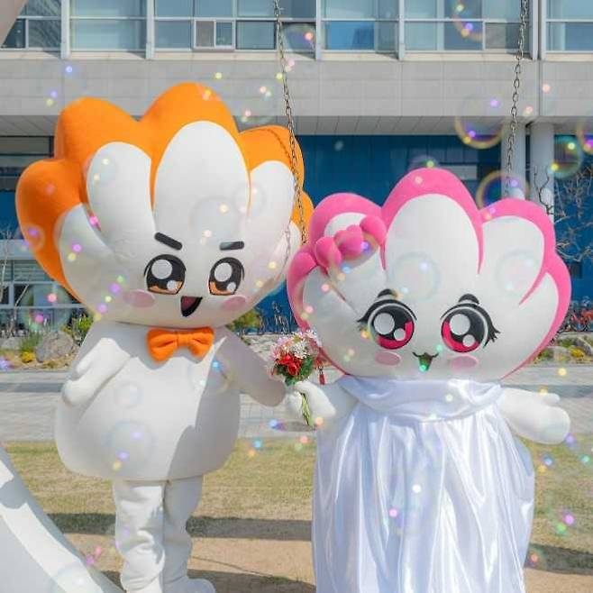 광주시 대표 홍보캐릭터인 ‘빛돌이’와 여자친구 ‘빛나영’