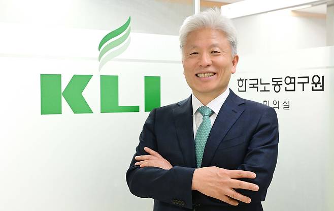 허재준 한국노동연구원 원장은 헤럴드경제와의 인터뷰에서 “임금 감소 없는 근로시간 단축은 양극화를 심화하겠다는 선언과 같다”고 강조했다.  이상섭 기자