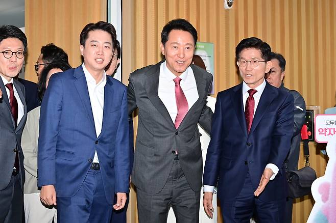 김문수 국민의힘 대선 후보와 이준석 개혁신당 대선 후보, 오세훈 서울시장이 19일 오전 서울시청에서 열린 약자와 동행하는 서울 토론회에 참석하고 있다. 이상섭 기자