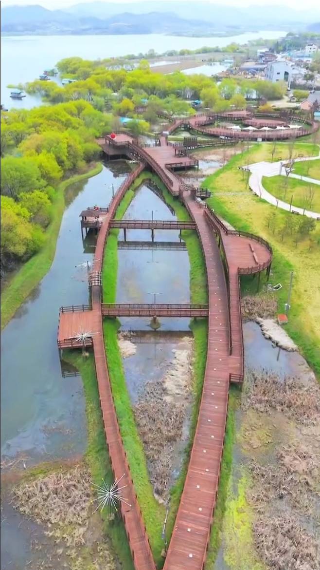 예당호의 예술적인 데크길