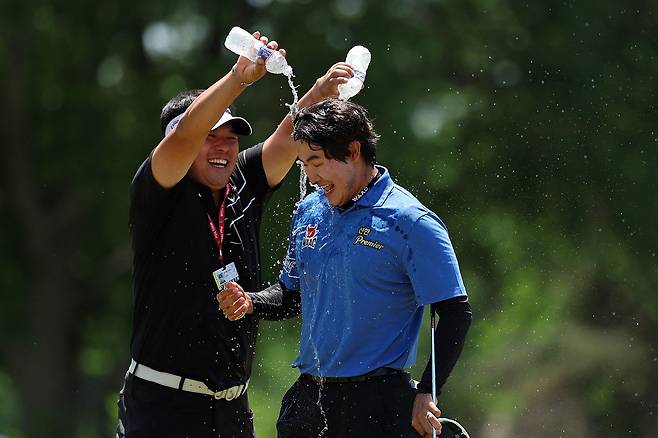 김성현의 콘페리 투어 어드벤트헬스 챔피언십 우승이 확정된 순간 이승택이 물을 부으며 축하해 주고 있다. 이승택은 이 대회에서 16위에 올랐다.   [AFP]