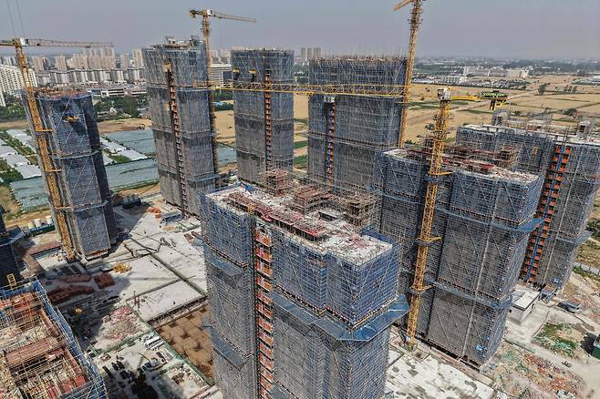 19일(현지시간) 중국 동부 안후이성 푸양에서 주거용 건물이 건설 현장 모습. [AFP]
