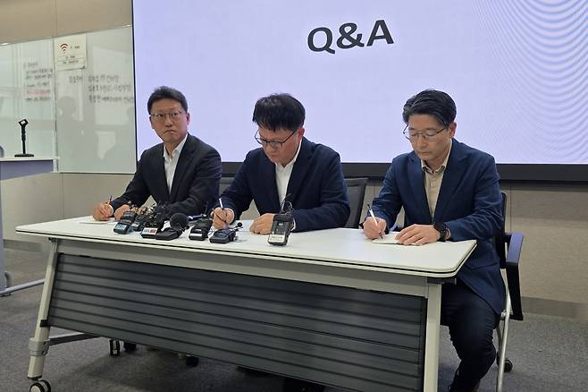 김희섭(왼쪽부터) SK텔레콤 PR센터장, 임봉호 MNO사업부장, 류정환 인프라네트워크센터장이 19일 오후 서울 중구 삼화타워에서 열린 일일브리핑에서 취재진의 질문을 듣고 있다. [권제인 기자/ eyre@]