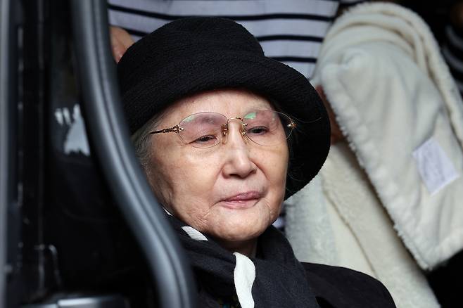 5·18민주화운동 45주년 하루 뒤인 19일 광주 북구 운정동 국립5·18민주묘지에서 노태우 전 대통령의 배우자인 김옥숙 여사가 아들 노재헌씨와 함께 참배를 마치고 차량에 탑승해 있다. <연합뉴스>