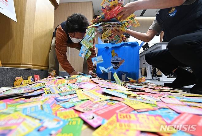 [수원=뉴시스] 김종택 기자 = 압수된 불법 전단지. 2023.05.16. jtk@newsis.com