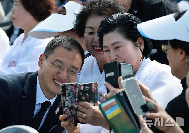 [광주=뉴시스] 고범준 기자 = 국민의힘을 탈당한 김상욱 무소속 의원이 더불어민주당 입당을 선언한 18일 광주 북구 국립5·18민주묘지에서 열린 제45주년 5·18민주화운동 기념식에 앞서 오월어머니회 회원들과 인사를 나누고 있다. (대통령실통신사진기자단) 2025.05.18. bjko@newsis.com