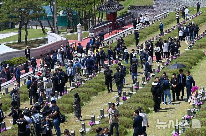 [광주=뉴시스] 이영주 기자 = 5·18민주화운동 45주기인 18일 오전 광주 북구 운정동 국립5·18민주묘지에서 참배객들이 추모 행렬에 나서고 있다. 2025.05.18  leeyj2578@newsis.com