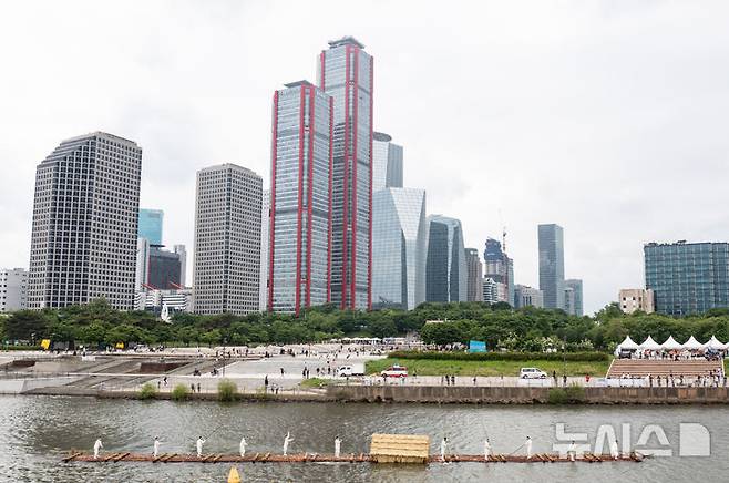 [서울=뉴시스] 김근수 기자 = '정선아리랑 in Seoul'이 열린 17일 서울 여의도 물빛광장에서 정선 여령면 뗏목 시연이 펼쳐지고 있다. 2025.05.17. ks@newsis.com