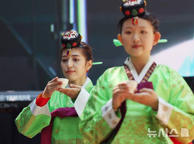 [서울=뉴시스] 김진아 기자 = 성년의 날을 하루 앞둔 19일 서울 중구 덕수궁돌담길에서 열린 제53회 서울시 성년의 날 축제에서 청소년들이 전통성년례를 재현하고 있다. 2025.05.18. bluesoda@newsis.com