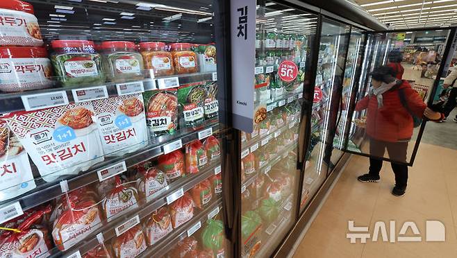 [서울=뉴시스] 김금보 기자 = 13일 서울시내 한 대형마트에 김치 상품이 진열돼 있다. 2025.02.13. kgb@newsis.com