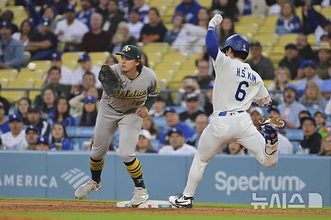 [로스앤젤레스=AP/뉴시스] LA 다저스의 김혜성(오른쪽)이 14일(현지 시간) 미 캘리포니아주 로스앤젤레스의 다저스타디움에서 열린 2025 메이저리그 오클랜드 애슬레틱스와의 경기 2회 말 내야 안타로 1루에 진루하고 있다. 2025.05.15.