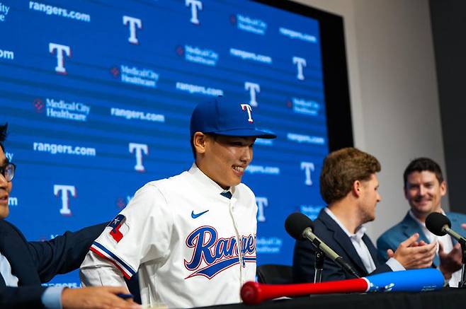 [서울=뉴시스] 광주일고 투수 겸 내야수 김성준이 18일(현지 시간) 미국 텍사스주 알링턴 글로브 라이프 파크에서 열린 텍사스 레인저스 입단식에서 소감을 말하고 있다.김성준은 내년 고등학교 졸업 후 텍사스에 합류할 예정이다. (사진=리코스포츠에이전시 제공) 2025.05.19. photo@newsis.com *재판매 및 DB 금지