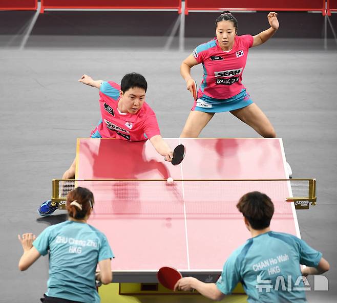 [도하(카타르)=뉴시스] 사진공동취재단 = 임종훈, 신유빈이 18일(현지 시간) 카타르 도하 카타르대학교 스포츠 콤플렉스에서 열린 2025 국제탁구연맹(ITTF) 세계선수권대회 혼성복식 64강 홍콩 챈 볼드윈, 주청주 조와 경기를 펼치고 있다. 2025.05.18. photo@newsis.com