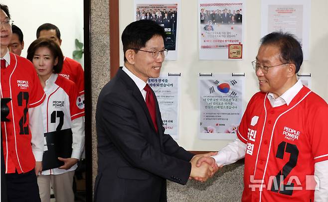 [서울=뉴시스] 조성우 기자 = 김문수(가운데) 국민의힘 대선후보가 15일 오전 서울 여의도 국회에서 열린 긴급 기자회견을 마친 뒤윤재옥 총괄선거대책본부장과 인사하고 있다. 2025.05.15. xconfind@newsis.com