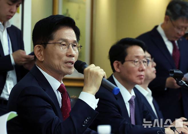 [서울=뉴시스] 고승민 기자 = 김문수 국민의힘 대선 후보가 19일 서울 중구 부영 태평빌딩 대한노인회를 방문, 이중근 회장을 만나 인사말을 하고 있다. 2025.05.19. kkssmm99@newsis.com