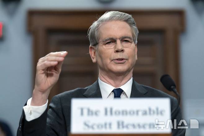 [워싱턴=AP/뉴시스] 18일(현지 시간) 베선트 장관은 NBC 뉴스와의 인터뷰에서 "무디스는 후행지표라고 생각한다"며 "신용평가 기관에 대해 모두가 그렇게 생각한다"고 말했다. 사진은 스콧 베선트 미국 재무장관이 지난 6일 미국 워싱턴DC 국회의사당에서 열린 하원 세출위원회 청문회에 출석해 발언하고 있는 모습. 2025.05.19.