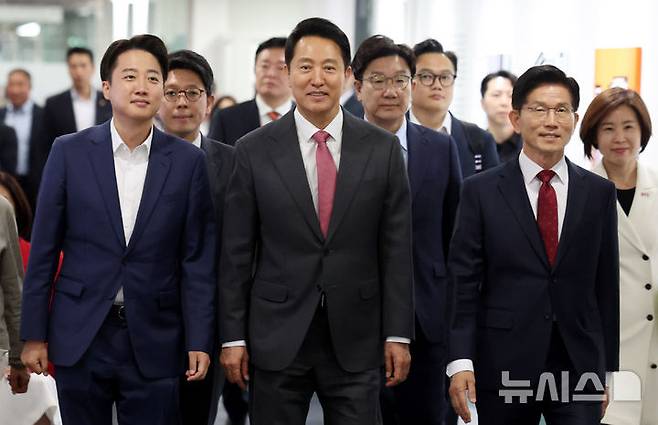 [서울=뉴시스] 추상철 기자 = 오세훈 서울시장과 김문수 국민의힘 대선 후보, 이준석 개혁신당 대선 후보가 19일 오전 서울 중구 서울시청에서 열린 '약자와 동행하는 서울' 토론회에 참석하고 있다. 2025.05.19. scchoo@newsis.com