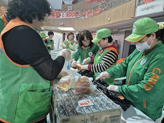 [광주=뉴시스] 광주 광산구 소촌동 금호타이어 광주공장 화재가 이틀째 이어진 18일 서 주민들이 기부해온 음료수와 빵이 광주여대 주민 임시 대피소에 전달되고 있다. (사진=광산구 제공) 2025.05.19. photo@newsis.com *재판매 및 DB 금지