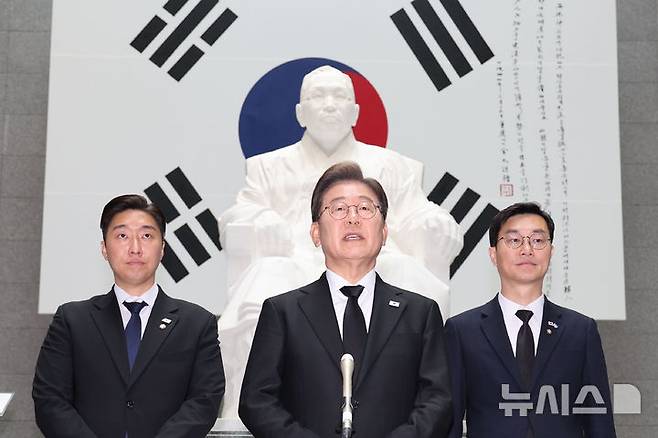 [서울=뉴시스] 권창회 기자 = 이재명 더불어민주당 대선 후보가 19일 서울 용산구 백범김구 묘역을 방문해 참배를 마친 뒤 백브리핑을 하고 있다. 2025.05.19. kch0523@newsis.com