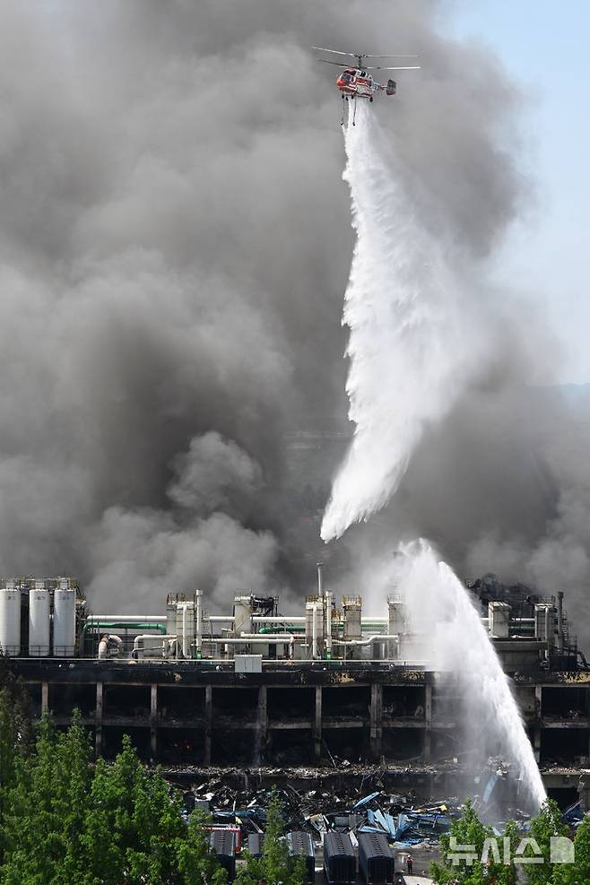 [광주=뉴시스] 박기웅 기자 = 18일 오전 광주 광산구 소촌동 금호타이어 광주공장 화재 현장에서 소방당국이 이틀째 진화 작업을 벌이고 있다. 당국은 이날 일몰 전까지 95% 상당 진화가 이뤄질 것으로 내다보고 있다. 2025.05.18. pboxer@newsis.com