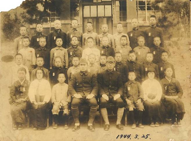 [울산=뉴시스] 구미현 기자 = 일제 해방 전인 1944년 촬영한 울산 용잠초 1회 졸업사진 (사진=박채은 지역사 연구가 제공) photo@newsis.com *재판매 및 DB 금지