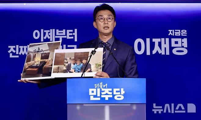 [서울=뉴시스] 조성봉 기자 =  노종면 더불어민주당 선거대책위원회 대변인이 19일 오후 서울 여의도 중앙당사에서 ‘지귀연 판사 룸살롱 접대 의혹’ 관련 사진을 공개하고 있다.2025.05.19. suncho21@newsis.com