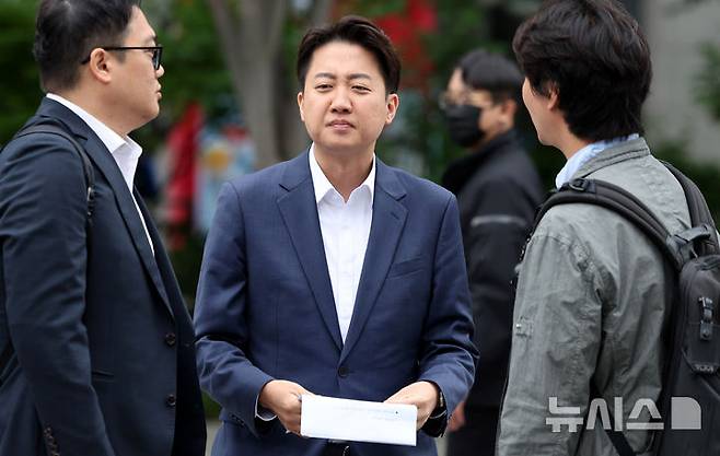 [서울=뉴시스] 추상철 기자 = 이준석 개혁신당 대선 후보가 19일 오전 서울 종로구 광화문광장 이순신동상 앞에서 기자회견 준비를 하고 있다. 2025.05.19. scchoo@newsis.com