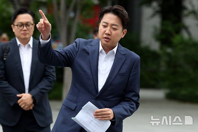 [서울=뉴시스] 추상철 기자 = 이준석 개혁신당 대선 후보가 19일 오전 서울 종로구 광화문광장 이순신동상 앞에서 기자회견 시작 전 취재진과 대화하고 있다. 2025.05.19. scchoo@newsis.com