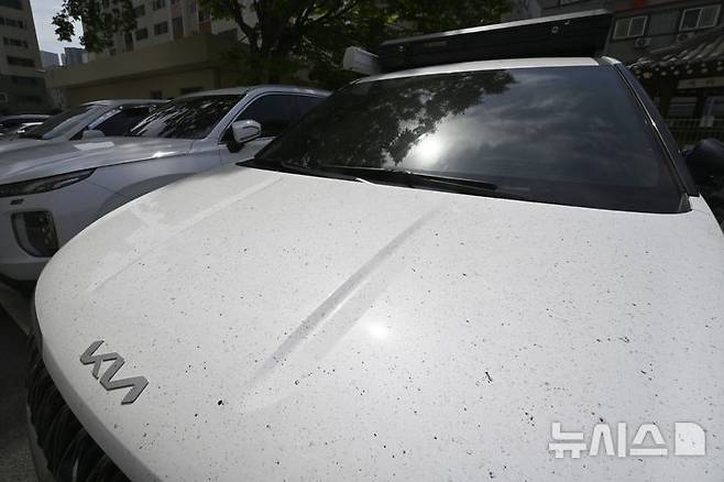 [광주=뉴시스] 박기웅 기자 = 18일 오전 광주 광산구 소촌동 금호타이어 광주공장 화재현장에서 소방당국이 이틀째 진화 작업을 벌이는 가운데 인근 아파트 주차장 한 차량이 분진으로 얼룩져있다. 2025.05.18. pboxer@newsis.com