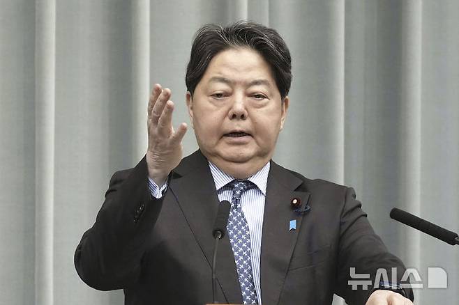 [도쿄=AP/뉴시스] 일본 정부는 19일 중국이 자국산 폴리포름알데히드 혼성중합체(POM)에 대해 반덤핑 과세를 부과하겠다고 한 데 대해 적절하게 대응하겠다는 입장을 밝혔다. 사진은 지난 3월 3일 도쿄에서 기자회견을 하고 있는 하야시 요시마사 일본 관방장관. 2025.05.19.