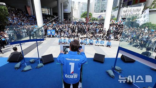 [서울=뉴시스] 권창회 기자= 이재명 더불어민주당 대선후보가 19일 서울 용산구 용산역광장에서 열린 집중유세에서 지지호소를 하고 있다. (공동취재) 2025.05.19. photo@newsis.com