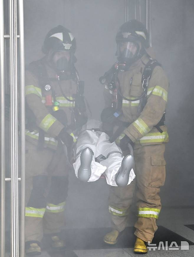 [수원=뉴시스] 김종택 기자 = 19일 경기 수원시 SK아트리움에서 열린 재난대응 안전한국훈련에서 소방대원들이 지진으로 건물 붕괴 상황을 가정한 긴급구조종합훈련을 하고 있다. 2025.05.19. jtk@newsis.com