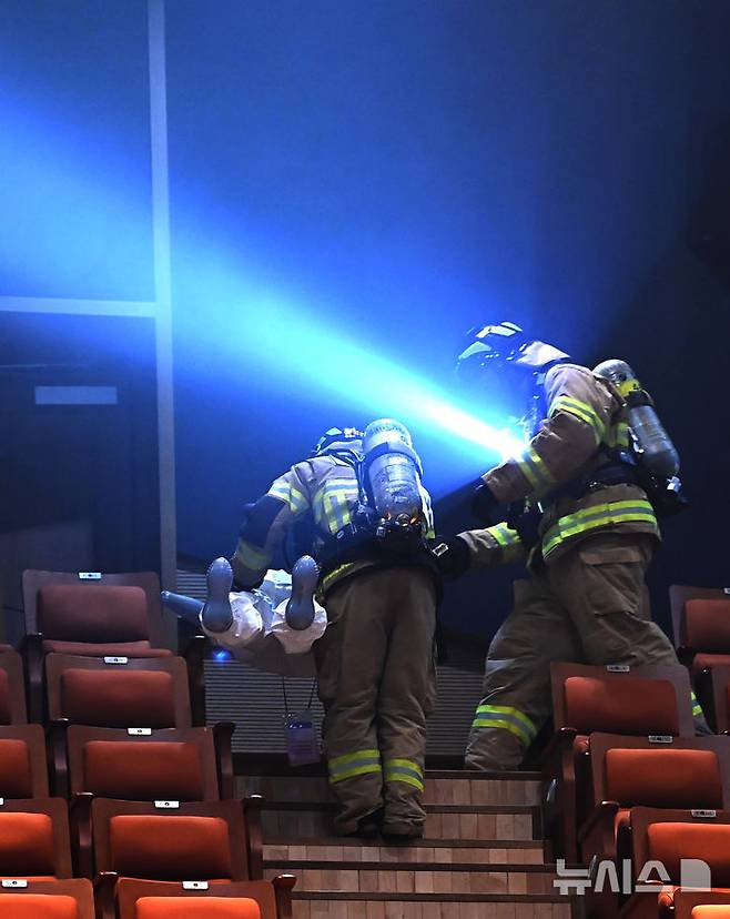 [수원=뉴시스] 김종택 기자 = 19일 경기 수원시 SK아트리움에서 열린 재난대응 안전한국훈련에서 소방대원들이 지진으로 건물 붕괴 상황을 가정한 긴급구조종합훈련을 하고 있다. 2025.05.19. jtk@newsis.com