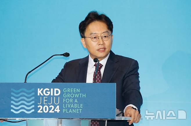 [서귀포=뉴시스] 우장호 기자 = 문지성 기획재정부 개발금융국장이 4일 오전 서귀포시 제주신라호텔 한라홀에서 세계은행그룹(World Bank) 주최, 기획재정부·제주도 주관으로 열린 '한국 녹색혁신의 날(KGID)'에서 축사를 하고 있다. 2024.11.04. woo1223@newsis.com