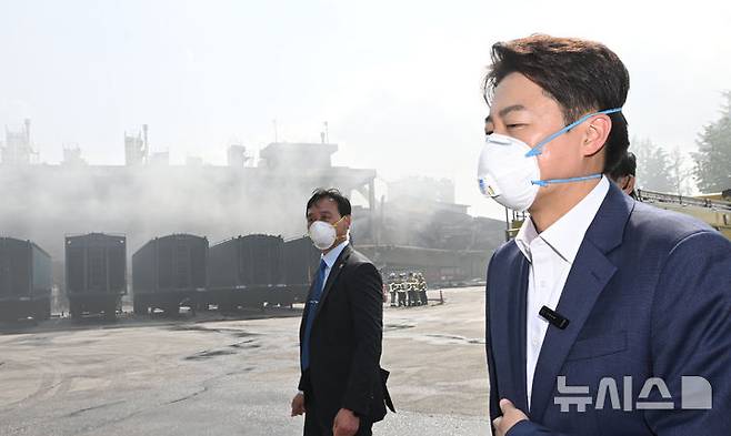 [광주=뉴시스] 이영주 기자 = 개혁신당 이준석 대선 후보가 19일 오후 광주 광산구 금호타이어 공장을 찾아 화재 현장을 둘러보고 있다. 2025.05.19. leeyj2578@newsis.com
