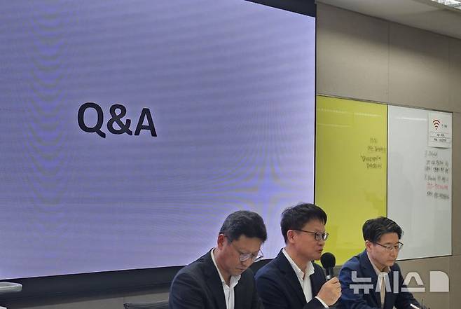 [서울=뉴시스] 박은비 기자 = SK텔레콤이 19일 서울 중구에 위치한 삼화빌딩에서 해킹 사고 이후 수습 상황에 대해 설명하는 일일브리핑을 진행했다. (왼쪽부터) 김희섭 PR센터장, 임봉호 MNO사업부장, 류정환 네트워크인프라센터장. 2025.05.19. silverline@newsis.com