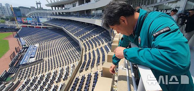 [창원=뉴시스] 강경국 기자 = 권희중 경남 창원시설공단 안전시설팀장이 19일 창원NC파크 마산구장에서 시설 보수 부분에 대해 언론에 공개하고 있다. 2025.05.19. kgkang@newsis.com