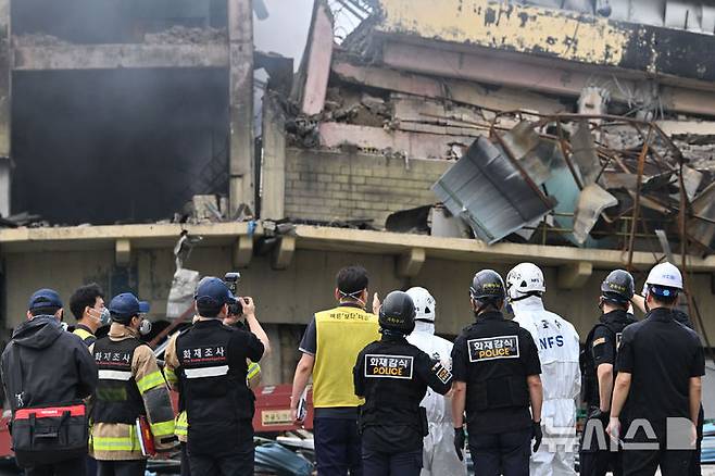 [광주=뉴시스] 이영주 기자 = 금호타이어 광주공장 화재 사흘째인 19일 오전 광주 광산구 금호타이어 2공장에서 소방·경찰·국과수 합동감식반이 투입되고 있다. 2025.05.19. leeyj2578@newsis.com