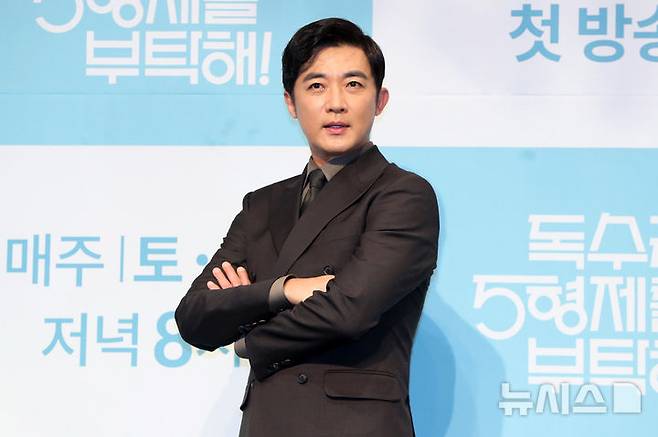 [서울=뉴시스] 김혜진 기자 = 배우 안재욱이 22일 오후 서울 구로구 라마다 신도림 호텔에서 열린 KBS2 새 주말드라마 '독수리 5형제를 부탁해!' 제작발표회에서 포즈를 취하고 있다. 2025.01.22. jini@newsis.com